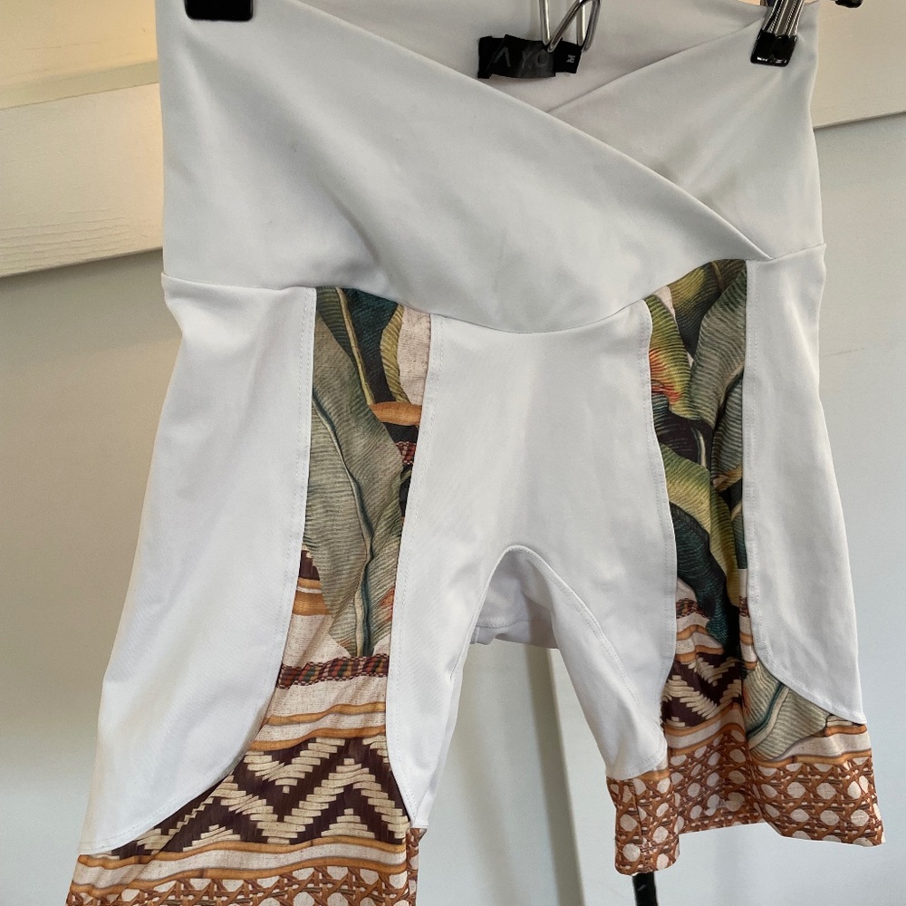 Cayo Fitness - M - cute stretchy biker jungle shorts 🌴